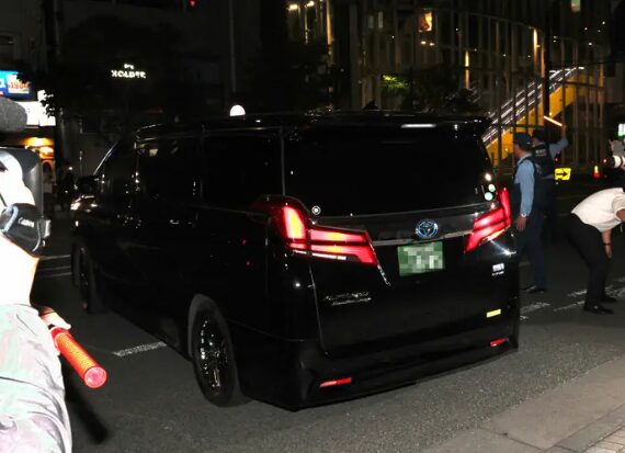 釈放された阿部慎之助監督を乗せて渋谷署を出る車