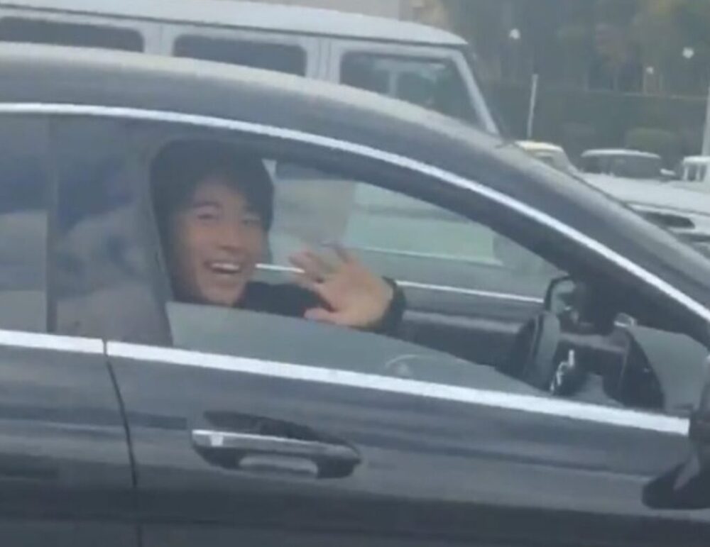 ベンツに乗る中村敬斗